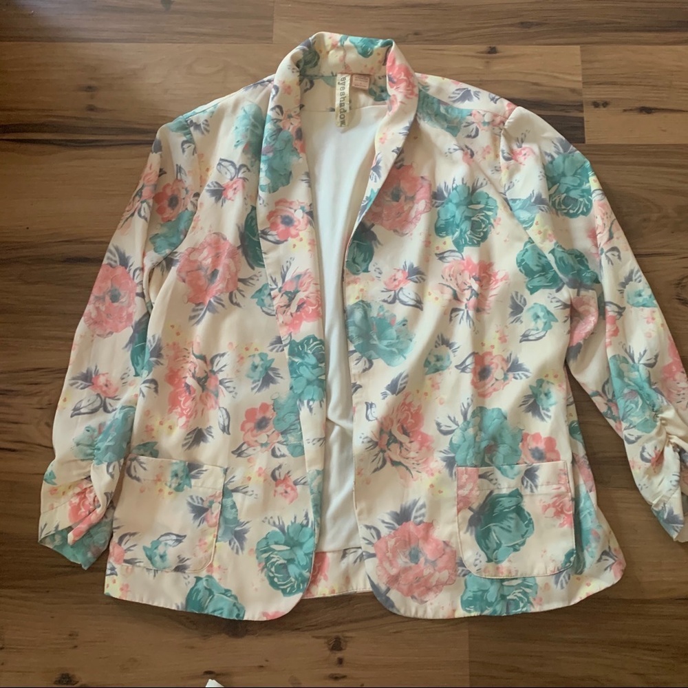 Like new 3/4 sleeve floral blazer. Size large